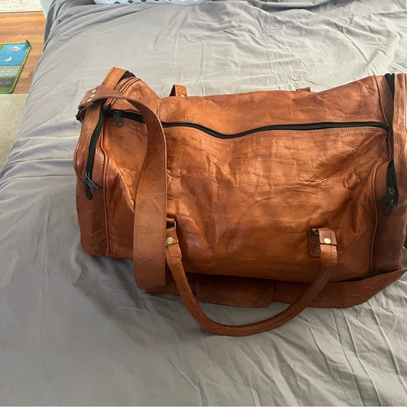 Beautiful brown leather duffle bag with high quality canvas lining - Picture 4 of 8